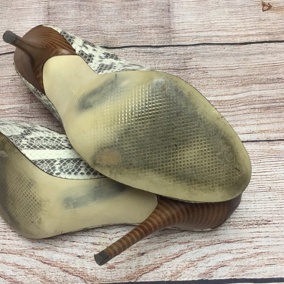 B Makowsky snakeskin leather pumps. 7 1/2 - Picture 6 of 6